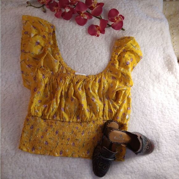 Jolie and Joy Ruffle Sleeve Elastic Bottom Crop Top - Picture 1 of 5